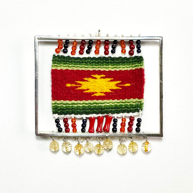 Dije con sarape y piedras semipreciosas