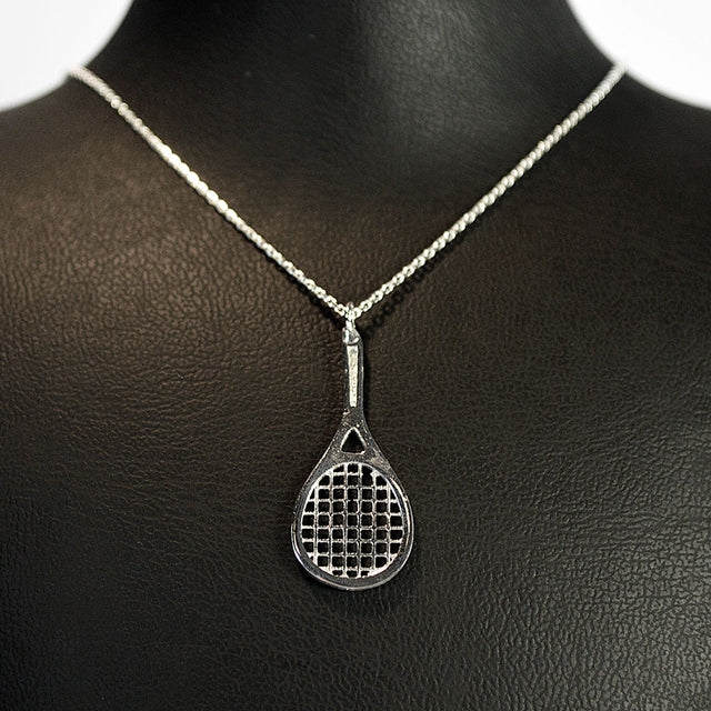 Gargantilla de plata con dije de raqueta