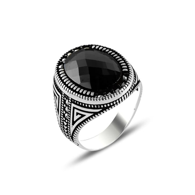 Anillo ovalado con circonias y marcasitas