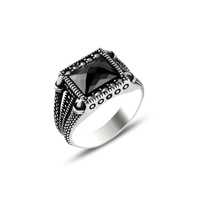 Anillo rectangular con circonias y marcasitas