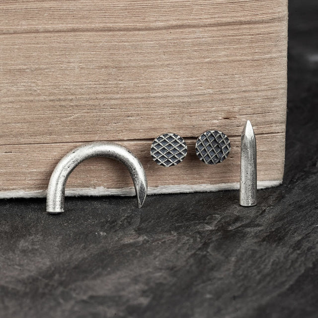 Aretes asimétricos de clavo