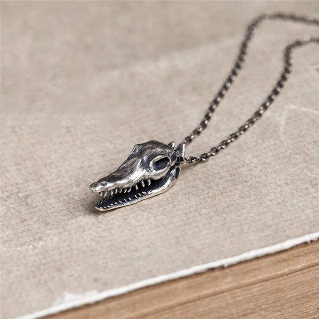 Gargantilla con calavera de cocodrilo
