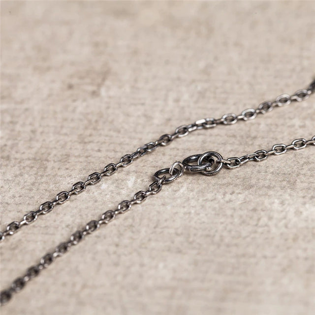 Gargantilla con calavera de cocodrilo