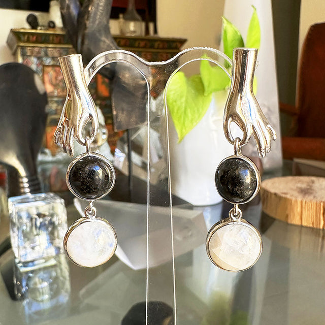 Aretes de mano con piedras