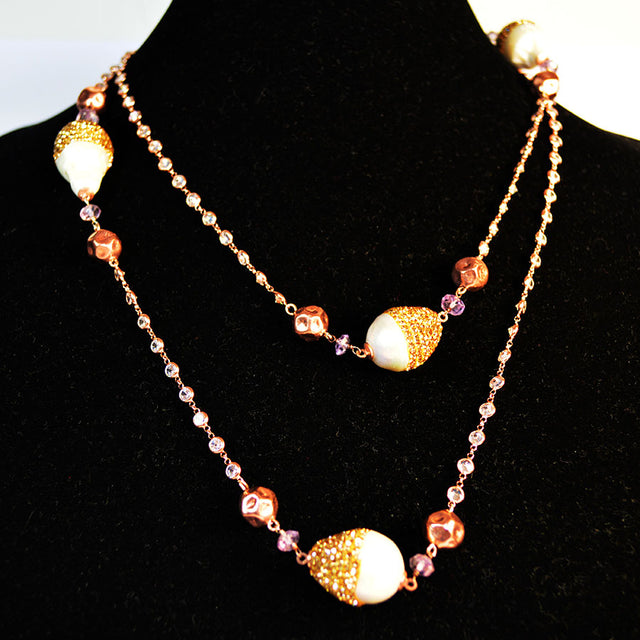 Collar rosado de plata con perlas barrocas, amatistas y cristales Swarovski©