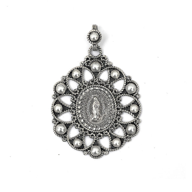Medallón de la Virgen con perlas